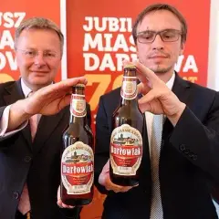Gdzie kupić piwo darłowskie? Sprawdź najlepsze miejsca w Darłowie