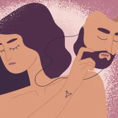 Una persona con lunghi capelli scuri si toglie una maschera da uomo barbuto, simboleggiando la transizione di genere.