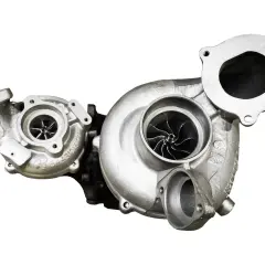 Dwa turbosprężarki, jedna mniejsza, druga większa, tworzą potężny system turbo hybrydowe.