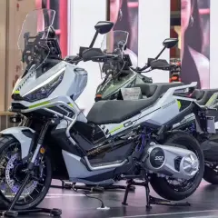 La Zontes 552H, una moto scooter de aventura blanca y gris con detalles verdes, lista para explorar.