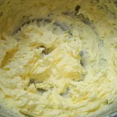 Puszysty krem do tortu z masła i jajek, gotowy do dekoracji.
