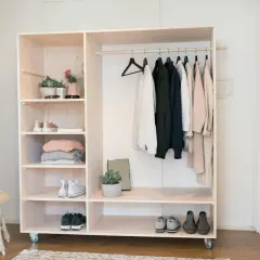 Ein offener Kleiderschrank selber bauen: Holzregal mit Kleiderstange, Schuhen und Deko.