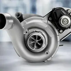 Nowoczesna turbosprężarka Bosch z precyzyjnym wirnikiem i elektronicznym sterowaniem, zapewniająca podtrzymanie turbo dla lepszych osiągów.