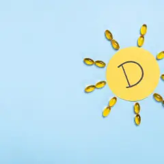 Słońce z kapsułek i literą D symbolizuje, że witamina D3 na co pomaga: na kości, odporność i dobre samopoczucie.