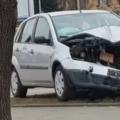 Srebrny samochód po wypadku, z przodu mocno zniszczony. Widać lukę w karoserii, co to jest gap?