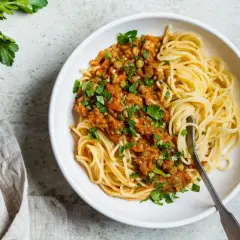 Pyszne spaghetti z sosem z soczewicy i warzyw. Zdrowe i sycące danie, idealne dla dbających o spaghetti kcal.