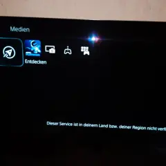 PS5-Menü mit "Spiele" und "Medien". "Entdecken" ist ausgewählt. Eine Meldung besagt: "Dieser Service ist in deinem Land bzw. deiner Region nicht verfügbar.