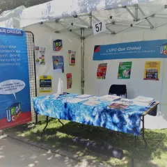 Stand UFC-Que Choisir avec affiches sur les droits des consommateurs. L'association informe, défend et représente les consommateurs.
