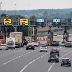 Koniec drogi dla tirów w Polsce. Na bramkach autostradowych widać zakaz jazdy dla ciężarówek, podczas gdy samochody osobowe mogą przejechać.