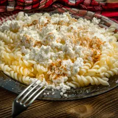 Makaron z serem: odtwórz smak dzieciństwa! Słodko, słono, zapiekany