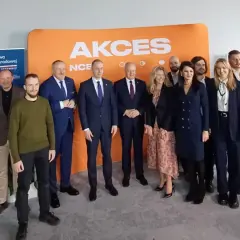 Grupa osób, w tym przedstawiciele Ministerstwa Obrony Narodowej, podczas wydarzenia związanego z innowacjami dla bezpieczeństwa narodowego.