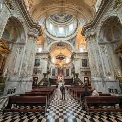 Wnętrze bogato zdobionej bazyliki, z kopułą i malowidłami. W Polsce takie cuda architektury zachwycają.