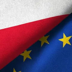 Flagi Polski i Unii Europejskiej. Bezpieczna pożyczka dla obywateli UE.