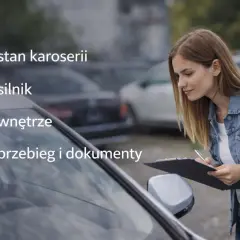 Kobieta sprawdza stan karoserii, silnik, wnętrze oraz przebieg i dokumenty kombi auta.