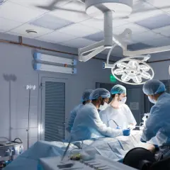 Zespół chirurgów przeprowadza operację usunięcia żołądka z powodu raka.