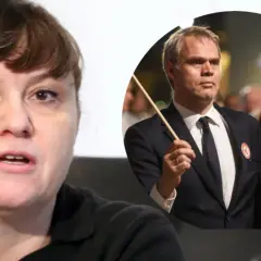 Andrzej Stankiewicz z żoną i dziećmi na tle flagi.