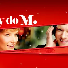 Uśmiechnięci bohaterowie filmu "Listy do M. 7" na czerwonym tle.