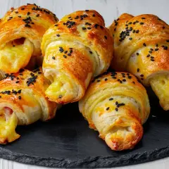 Rogaliki drożdżowe lub półfrancuskie bez jajek - przepis krok po kroku