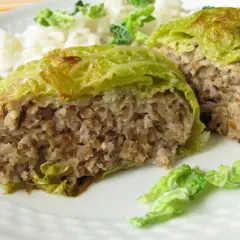 Chou farci savoureux, une recette chou farci rapide et facile à préparer. Servi avec du riz et des feuilles de chou tendres.