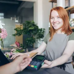 Uśmiechnięta sprzedawczyni w kwiaciarni obsługuje płatność kartą. Paragon z nipem do jakiej kwoty?