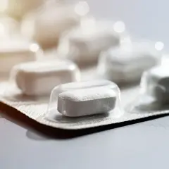 Un blister de comprimés blancs, rappelant l'azithromycine. Il est conseillé d'éviter l'alcool lors de la prise de ce traitement.