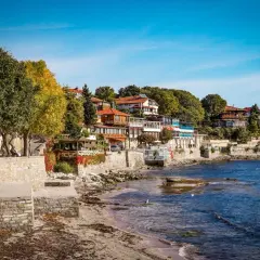 Malownicze wybrzeże w Bułgarii, Nessebar. Domy z czerwonymi dachami wznoszą się na wzgórzu nad morzem.