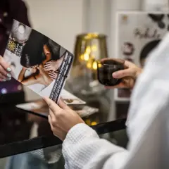 Po jakim czasie pisania spotkanie w spa. Klientka w szlafroku otrzymuje broszurę z ofertą masaży i zabiegów.