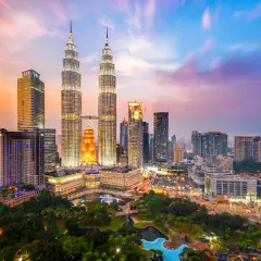 Wieczorne niebo nad Kuala Lumpur, zdominowane przez wieże Petronas. Pogoda sprzyja podziwianiu panoramy miasta.
