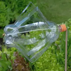 Jak zrobić wiatrak z butelki? Prosty projekt DIY z plastikowej butelki, który może ozdobić ogród.