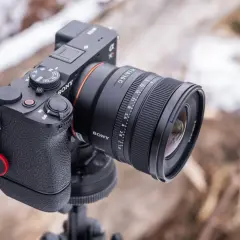 Aparat Sony Alpha z obiektywem Sony FE 1.8/16 G. Ten obiektyw Sony E pełna klatka jest gotowy do uchwycenia zimowych krajobrazów.