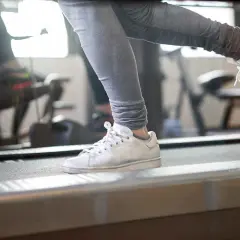 Jakie buty na bieżnię? Wybierz idealne i chroń stawy!