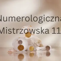 Monety w lodowych kulach i kostkach, symbolizujące numerologiczną Mistrzowską 11.