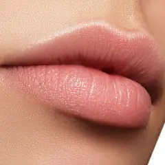 Pełne, nawilżone usta po zabiegu z kwasem hialuronowym. Delikatny połysk i naturalny kolor.