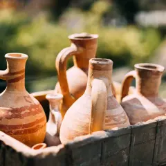 Anfore di terracotta decorate, testimoni della storia del vino.