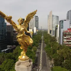 Złoty Anioł Niepodległości na Paseo de la Reforma, symboliczna ulica w stolicy Meksyku.