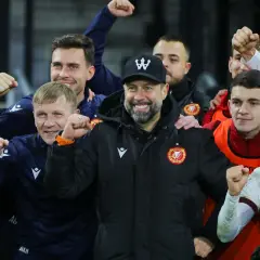 Uśmiechnięci piłkarze i sztab Widzewa świętują sukces. Czy to efekt udanych widzew transfery?