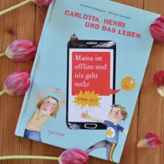 Buchcover "Carlotta, Henri und das Leben": Mama ist offline und nix geht mehr. Ein Buch über den Umgang mit Technik, mit Tulpen dekoriert.