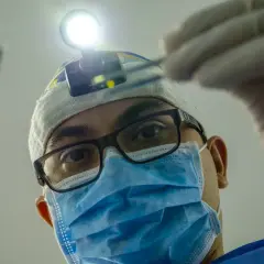 Czy można iść chorym do dentysty? Uniknij niebezpieczeństw i konsekwencji