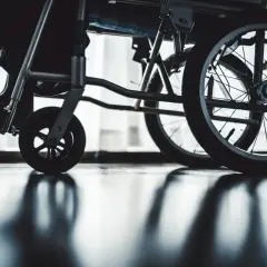Wózek inwalidzki, symbol wsparcia MOPS, ułatwia codzienne życie. Renta socjalna z MOPS zapewnia stabilność.