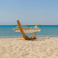 Huśtawka na plaży w Marsa Alam. Uważaj na słońce i upał, by w pełni cieszyć się wypoczynkiem.