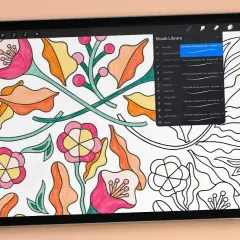Digitales Malen mit Procreate auf einem Tablet. Bunte Blumenmuster werden mit verschiedenen Pinseln erstellt.
