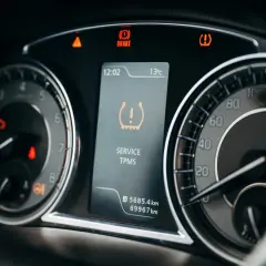 Na desce rozdzielczej świeci się kontrolka ciśnienia opon (TPMS), informując o konieczności serwisu.