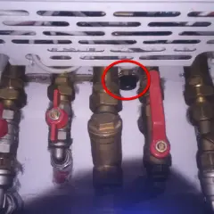 Zawór do dopuszczania wody do pieca gazowego Termet, widoczny na zdjęciu, jest kluczowym elementem instalacji.