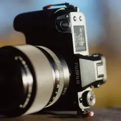 Profesjonalny aparat Fujifilm GFX 50s II z obiektywem, gotowy do uchwycenia wyjątkowych chwil.