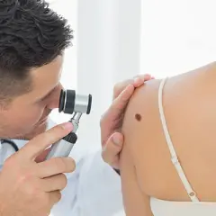 Lekarz czy doktor: poznaj kluczowe różnice i ich znaczenie