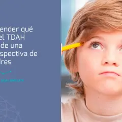 Un niño mira hacia arriba pensativo, con un lápiz cerca de su frente. El texto explica qué es el TDAH en niños desde la perspectiva de los padres.
