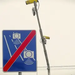 Koniec odcinkowego pomiaru prędkości na A1. Znak drogowy z przekreślonymi aparatami fotograficznymi i kamery na słupie.