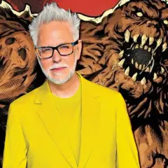 James Gunn, en costume jaune vif, pose devant des créatures monstrueuses en terre, évoquant un futur film Swamp Thing.