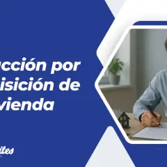 Hombre firmando documentos para la deducción por compra de vivienda. Un modelo de casa y llaves sobre la mesa.