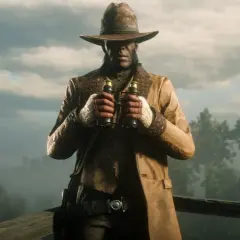 Postać w kapeluszu i brązowym płaszczu trzyma lornetkę. Czy Red Dead Redemption 2 jest po polsku? Tak, gra oferuje polskie napisy.